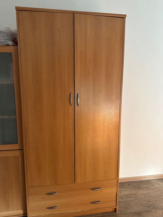 Продаю два шкафа, стол бонусом