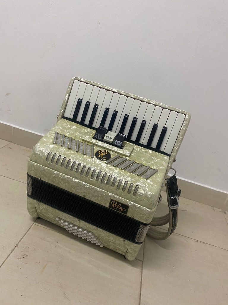 Vând acordeon 48 basii