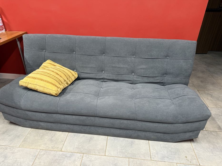 Диван серый прямой