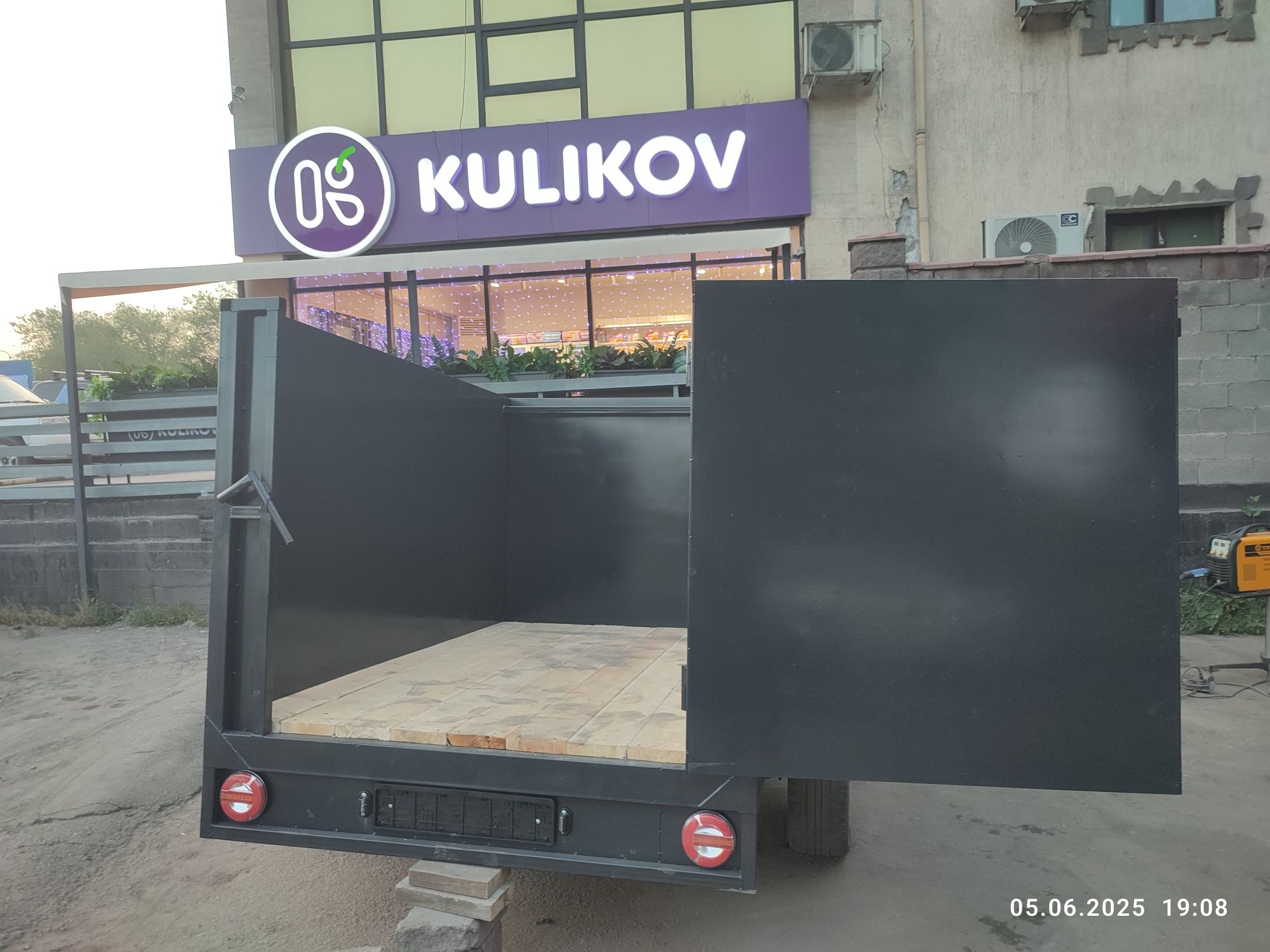 продам прицеп  коневозка