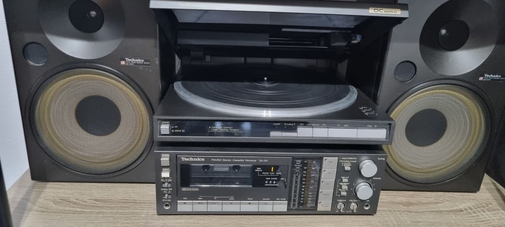 Sistem audio Technics cu radio, deck, pickup si boxe