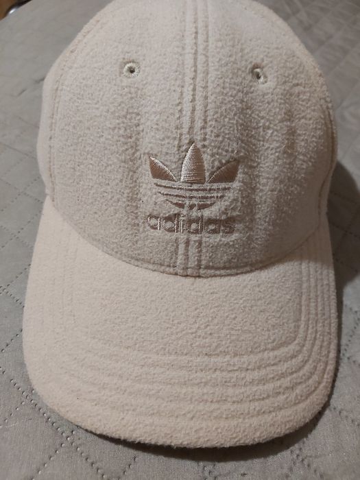 Шапка на адидас.