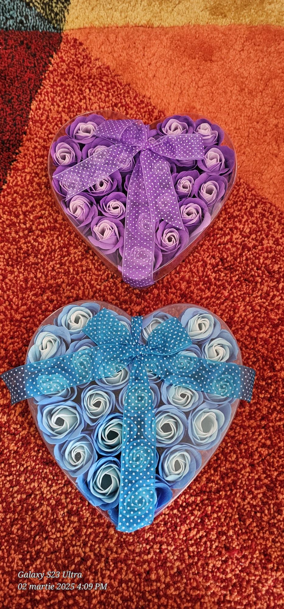 Aranjament din 24 de Trandafiri de Sapun Mov, Albastru , Cutie Forma d