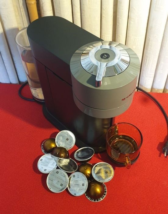 Espressor Nespresso cu capsule.