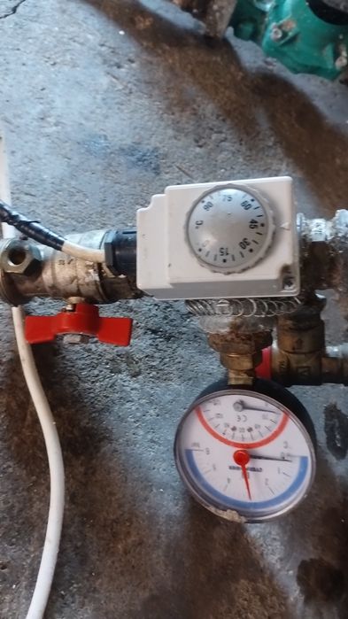 Vând termosemineu pe lemne cu pompa