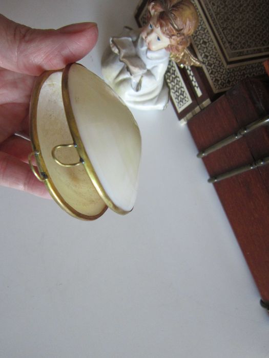 rar Cutie victoriana scoica Mother of pearl si alama handmade 1920