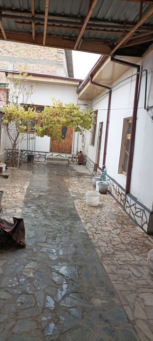 Uy sotiladi. Hovli, cherdak va podvalli.