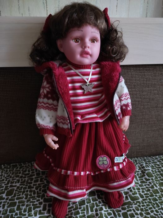 Кукла в красном наряде.