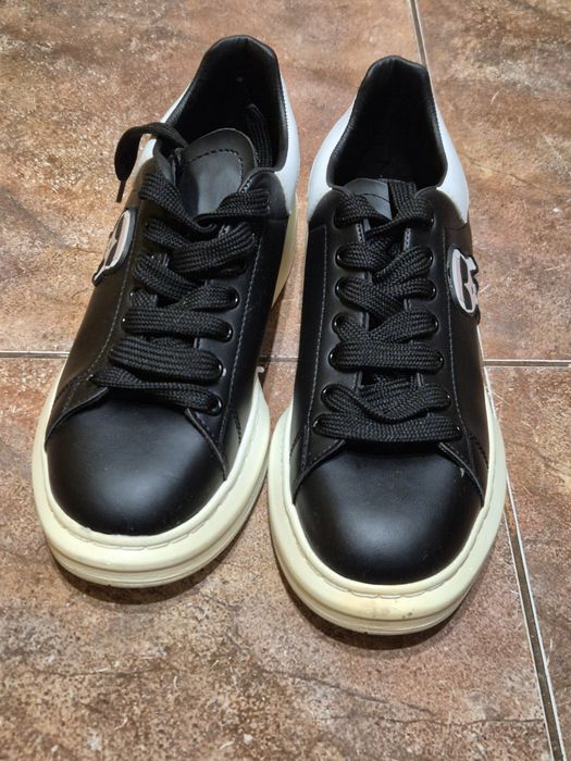 Vând adidasi mărimea 38