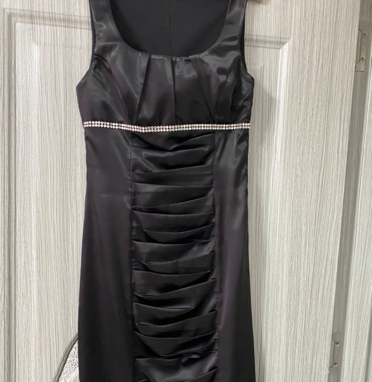 Vand rochie eleganta pentru diferite ocazii marimea Spurtata o singura