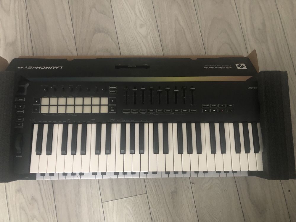 Novation Launchkey 49 MK3 IMPECABIL