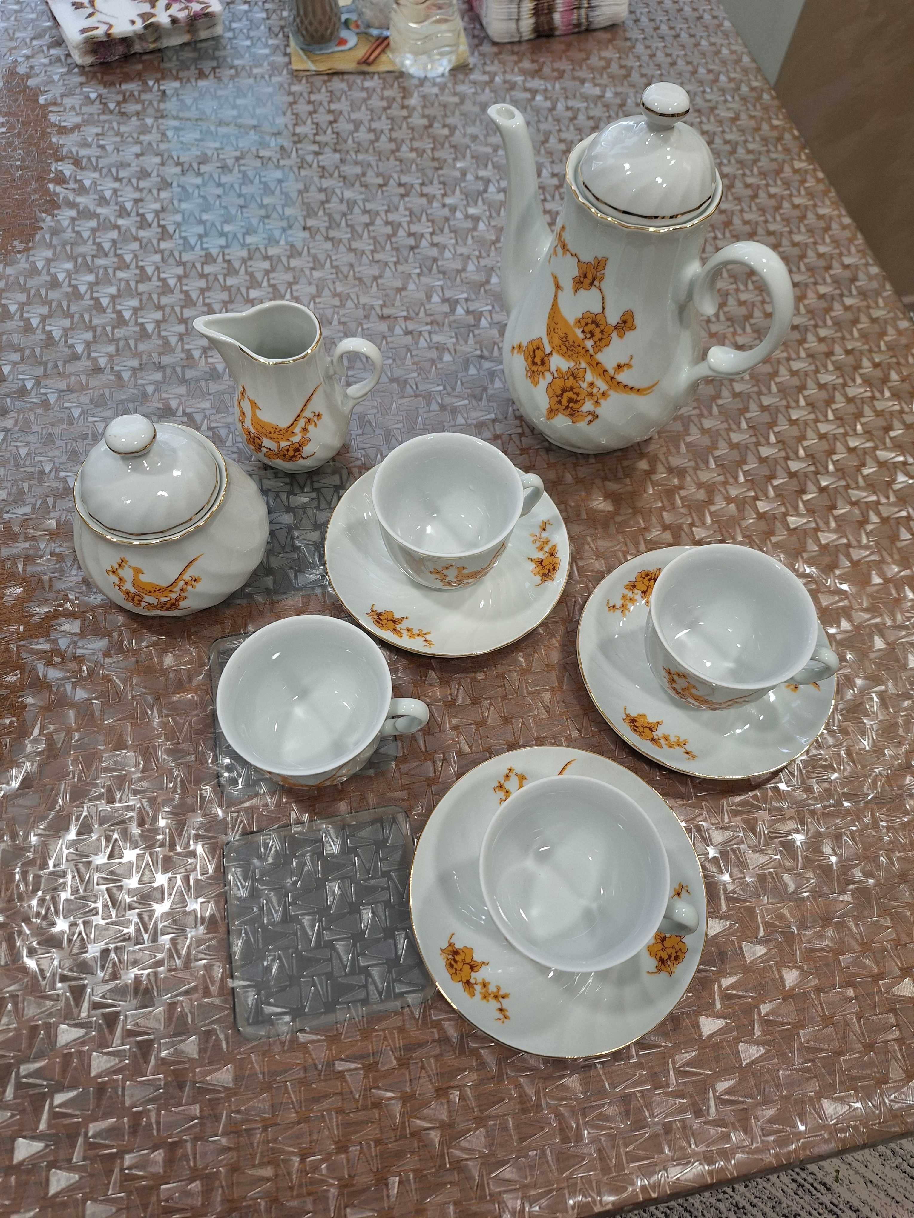 Бял сервиз за чай
