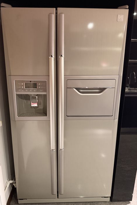 Frigider daewoo side by side