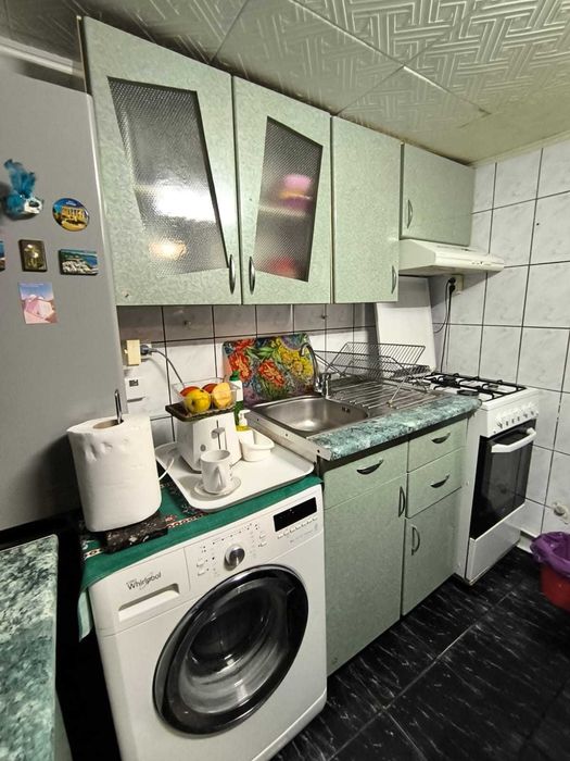 Mobila de bucatarie, aragaz + hota, masa si 4 scaune