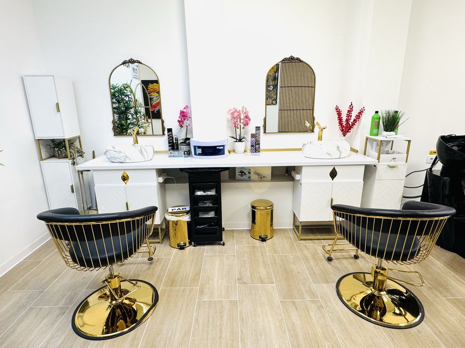 Oferim spre închiriere 2 scaune hairstyling