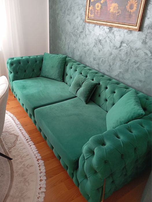Canapea verde smarald, tip Chesterfield – ca nouă
