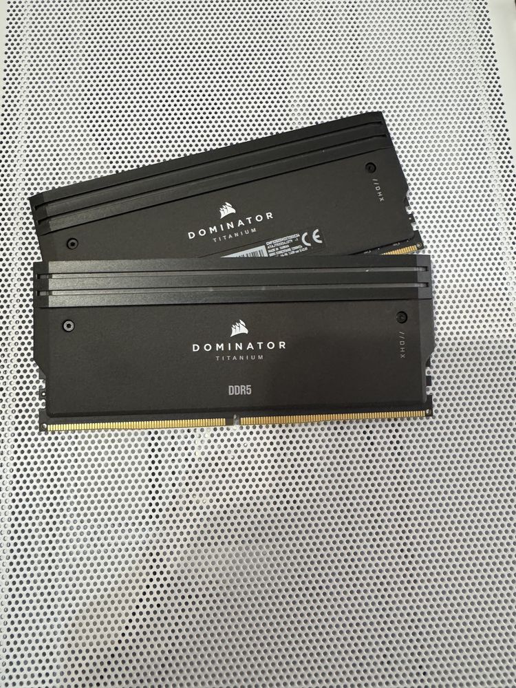 Продам озу DDR5 32 Gb 7200 MHZ Corsair Dominator Titanium RGB