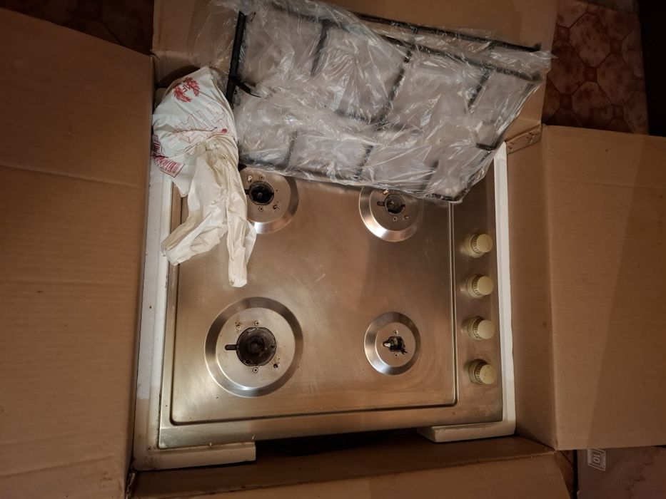 Vând masa 12 persoane și plită cu gaz