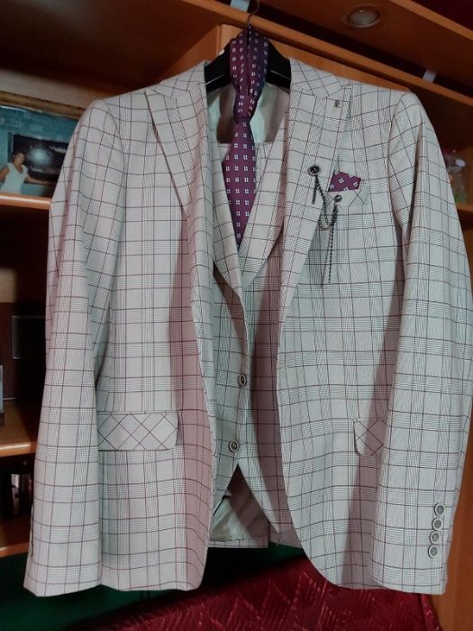 Costum de bărbați elegant mărimea M