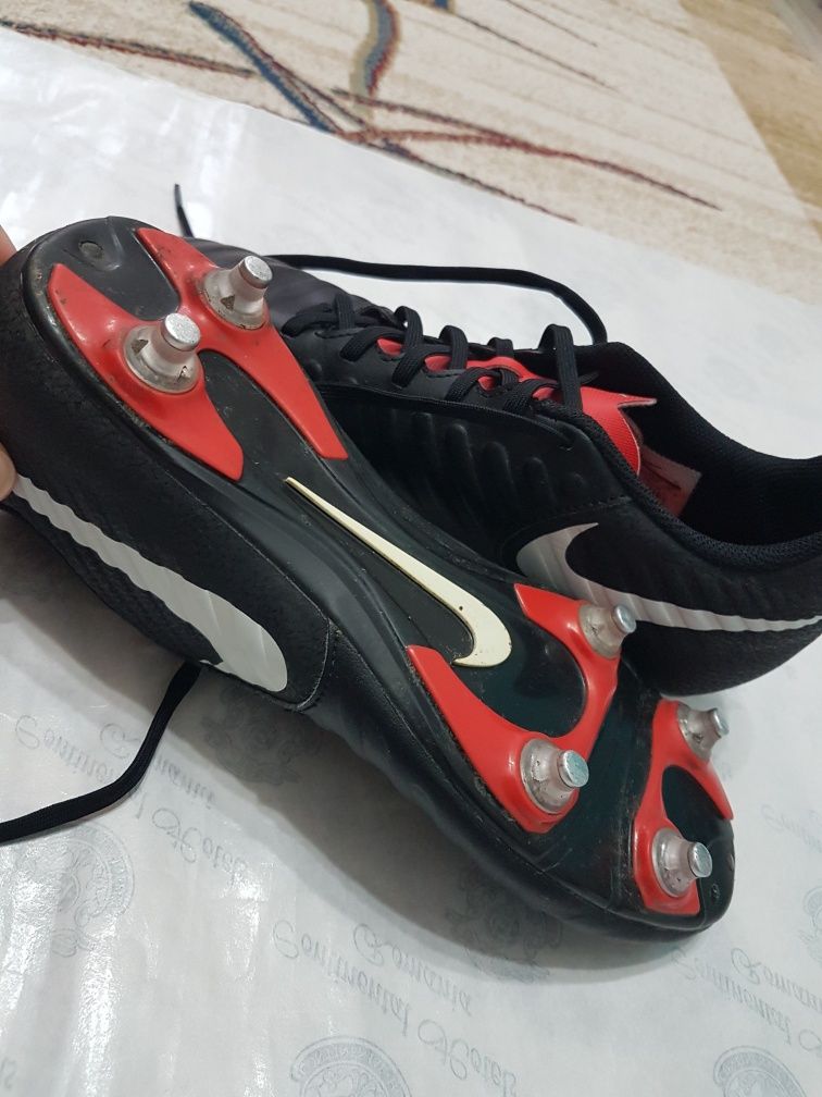 Nike Tempo cu crampoane