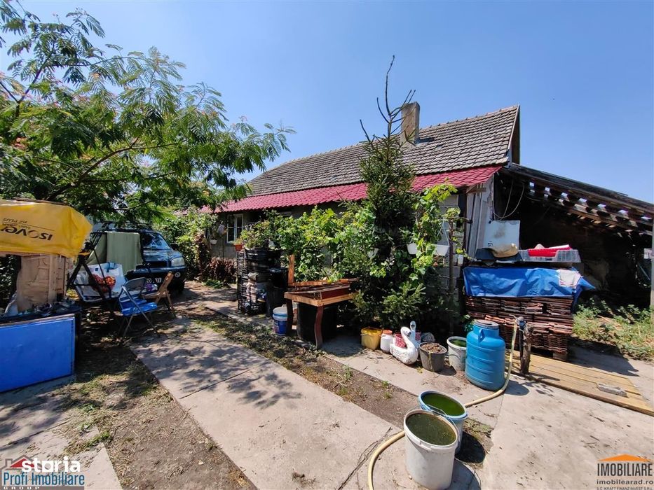 Casa cu 2 camere si anexe in Simand cu teren de 1465 mp