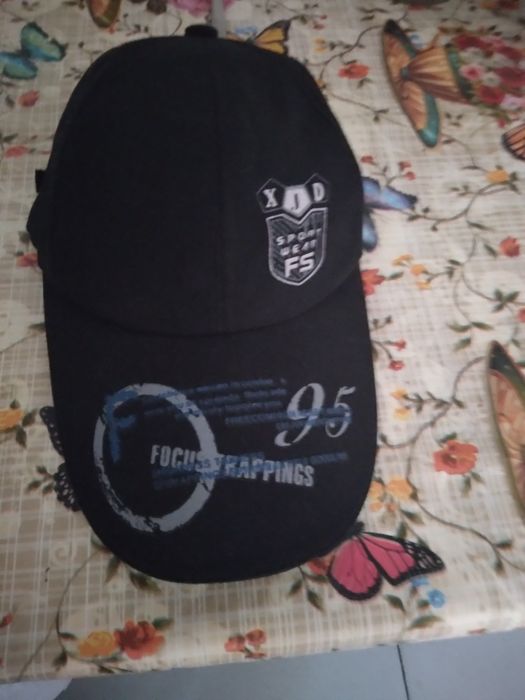 Vând șapcă ieftin la 30 de lei