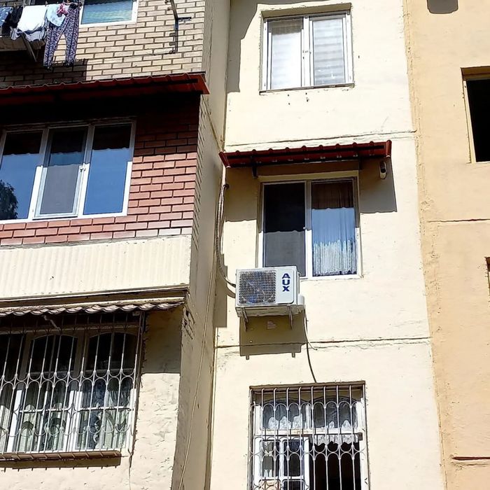 Устанавливаем козырьки над окнами