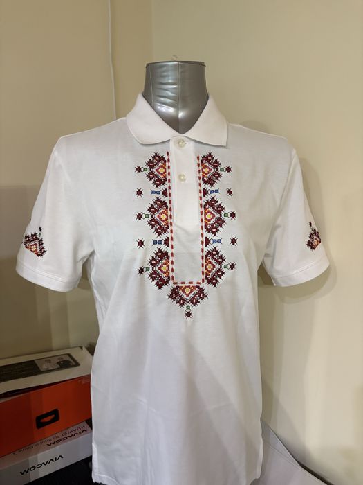 Тениски с бродирани шивици
