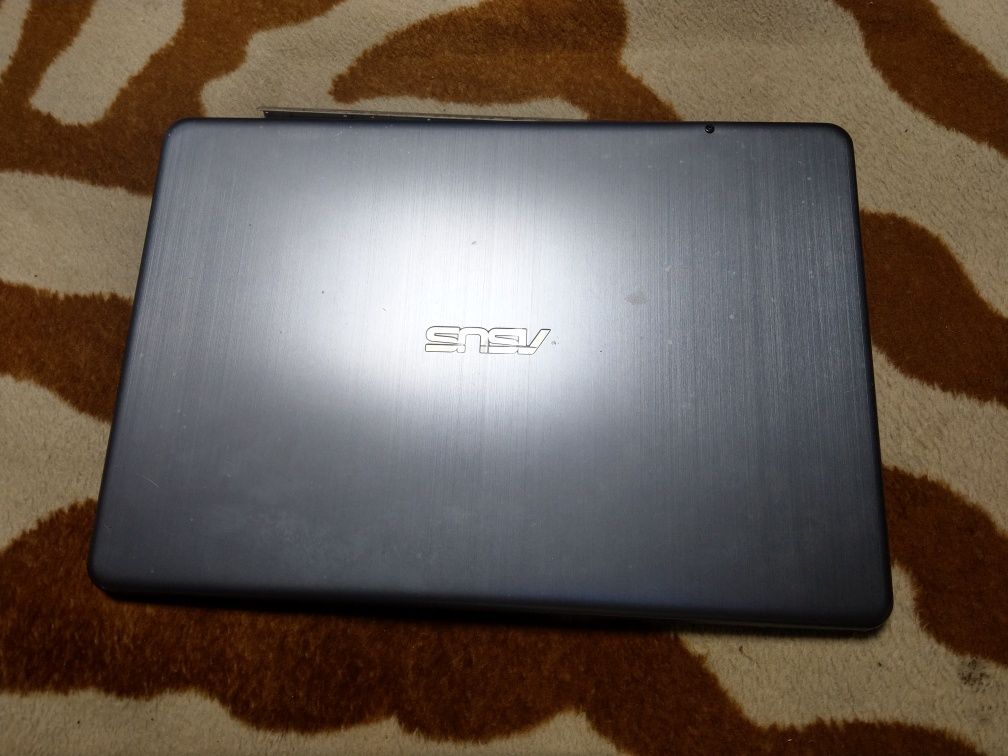 Dezmembrez laptop Asus E406M nu afișează le diaplay