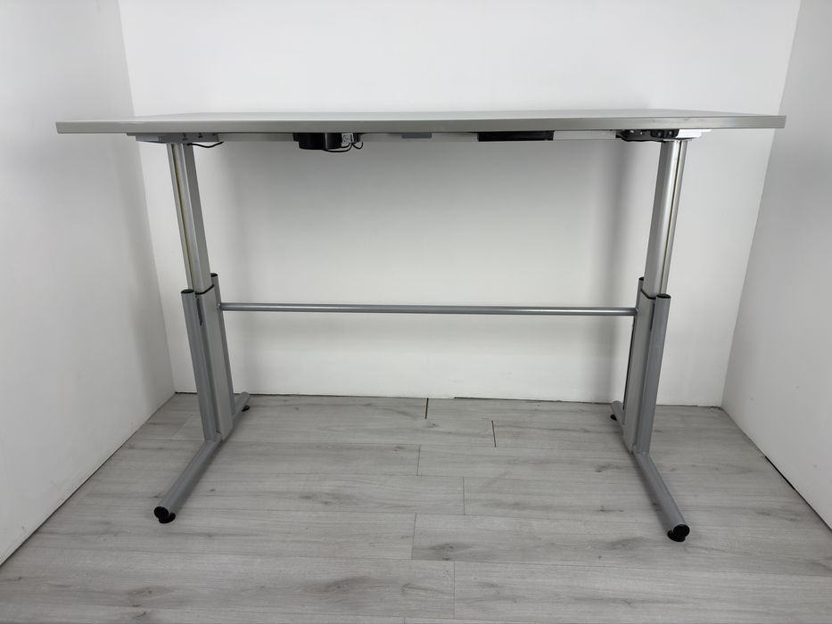 Бюро електрическо регулируема по височина от 66 см до 113 см,