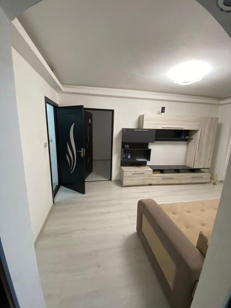 Ofer spre chirie un apartament cu 3 camere