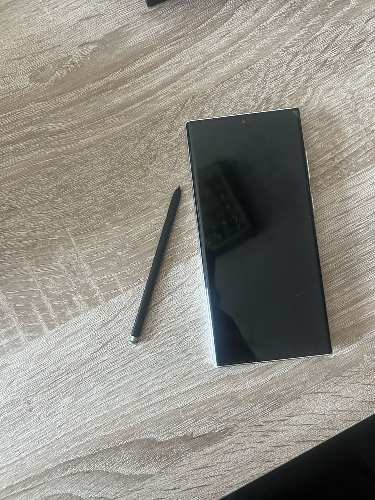 Samsung Galaxy S22 Ultra 256GB – Бял | Като нов + 8 кейса