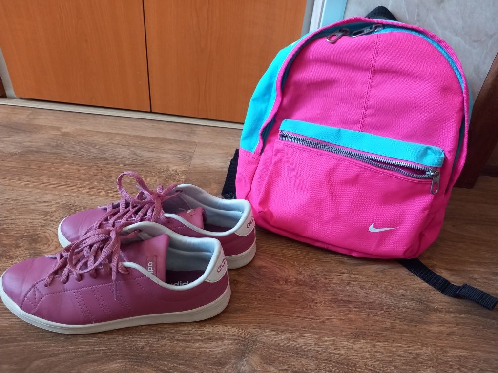 Раница и маратонки Nike и Adidas