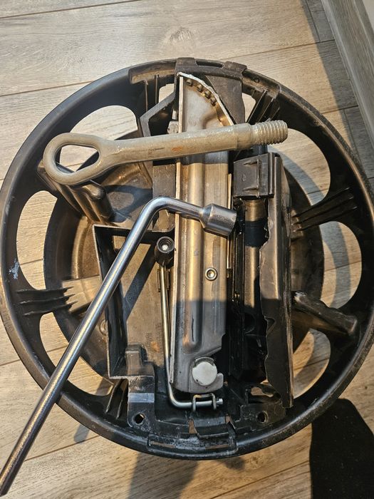 Vand cric ,cui remorcare cheie si garnitura capac motor.
