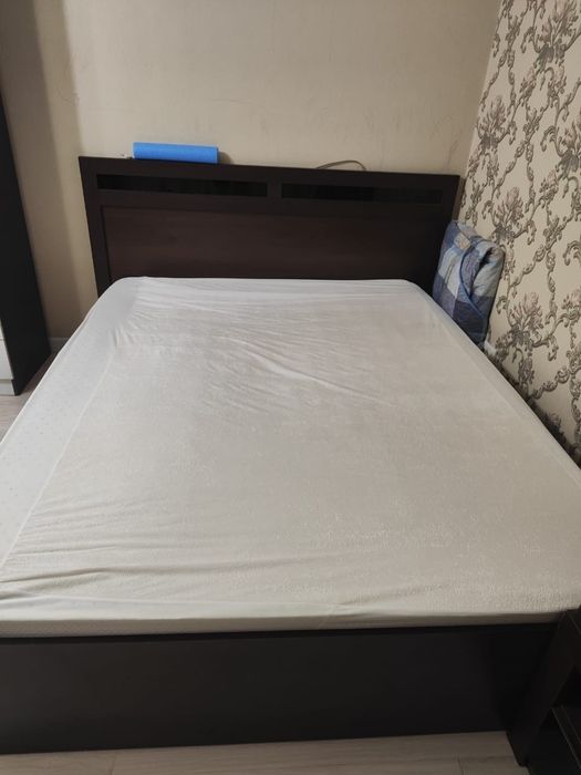 Кровать  и обеденный стол