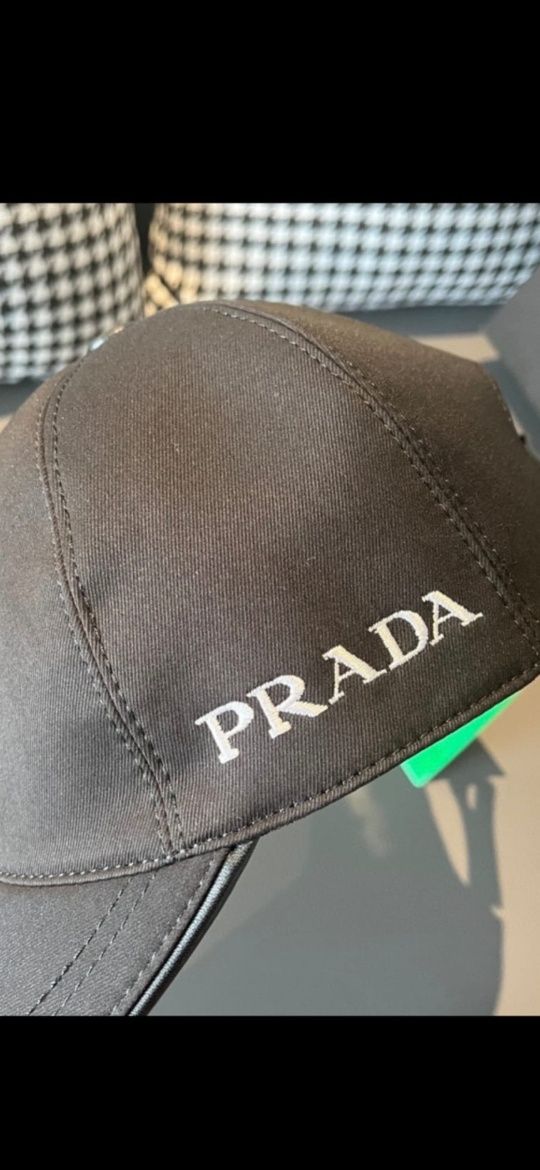 Șapcă Prada model 2024