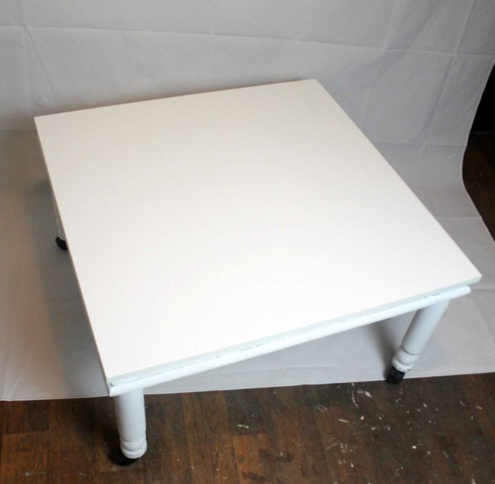 Холна масичка бяла