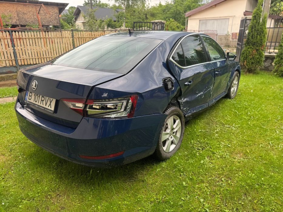Vand SKODA SUPERB 2.0tdi DSG fab2016 150cp distronic avariat lovit