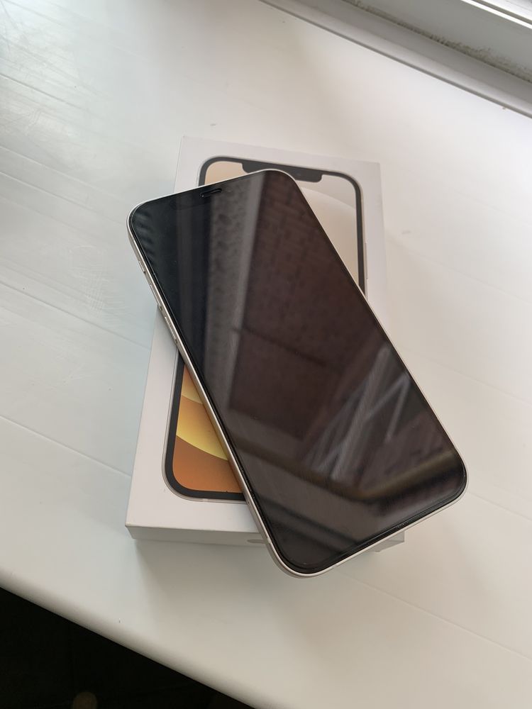 Продам IPhone 12 новый