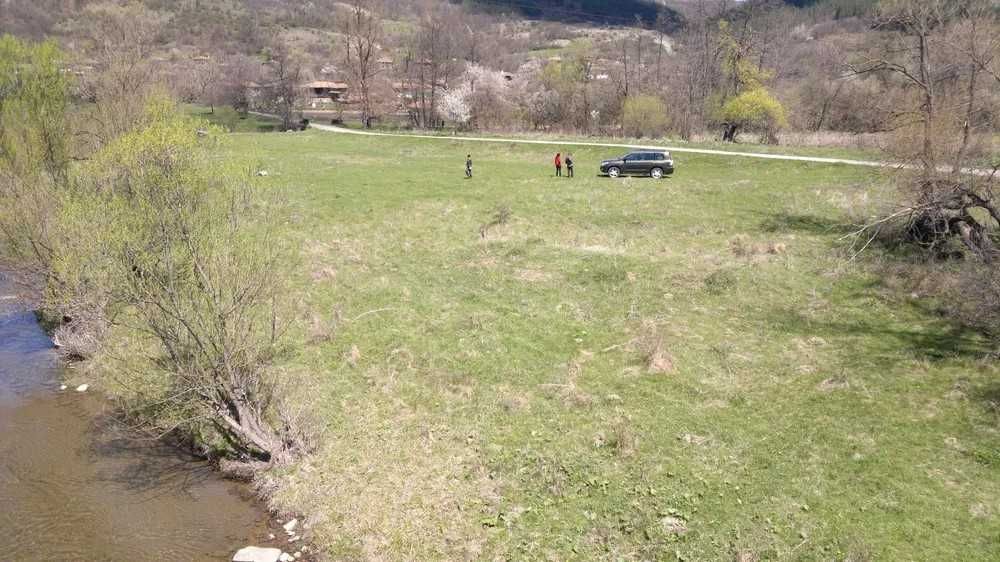 Продавам 7дка на брега на Златаришка река, на 5км от Елена.