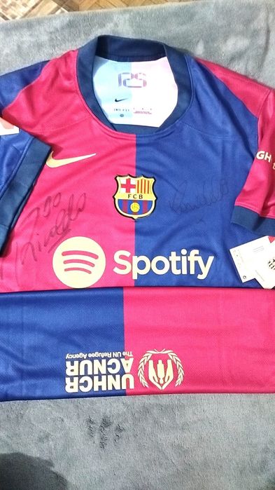 Vând un tricou al echipei Barcelona ,semnat de  Rivaldo și Ronaldo