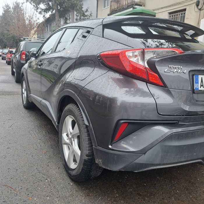 Vând Toyota C-HR hibrid