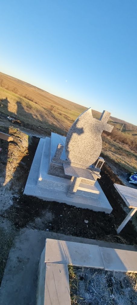 Vând cruci și dalii de beton