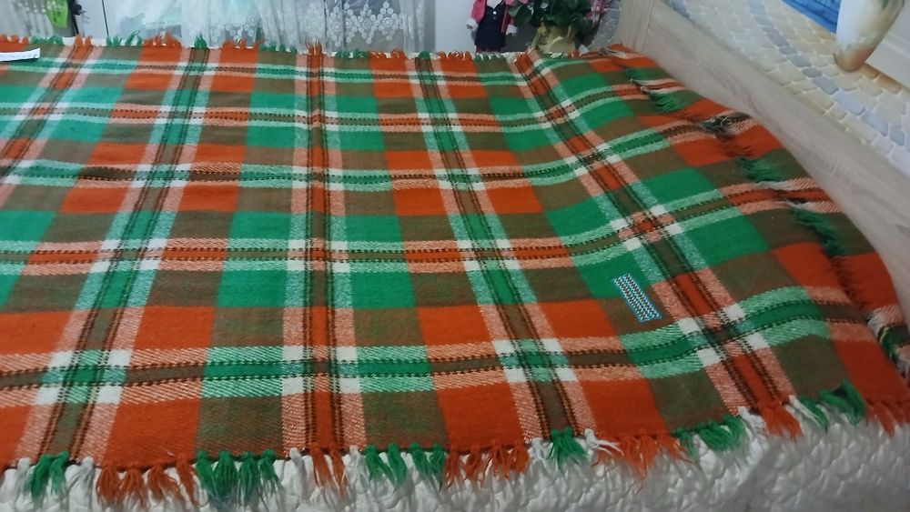 Родопски дебели вълнени одеала.