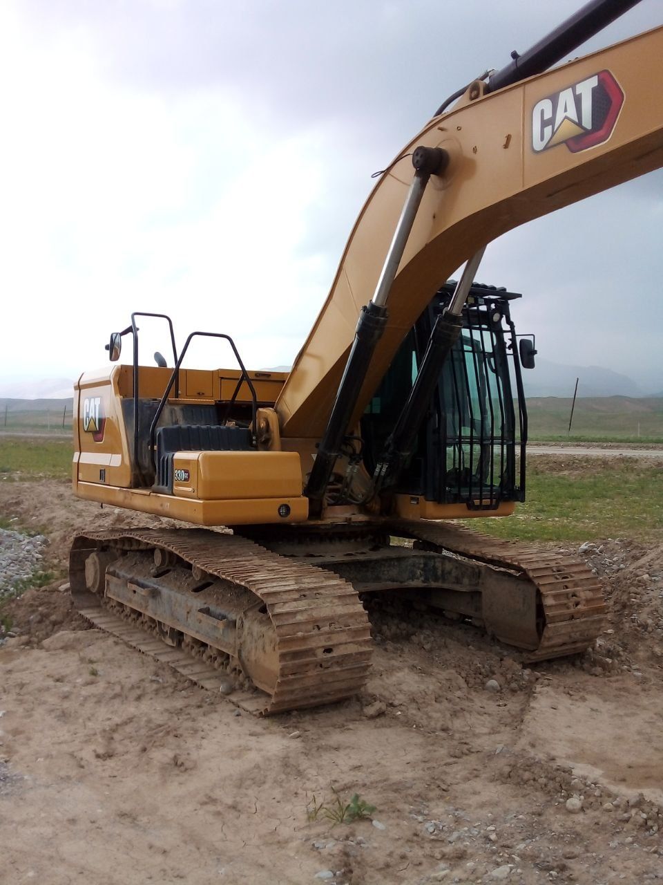 Экскаватор CAT 330 СОТИЛАДИ ёки ИЖАРАга