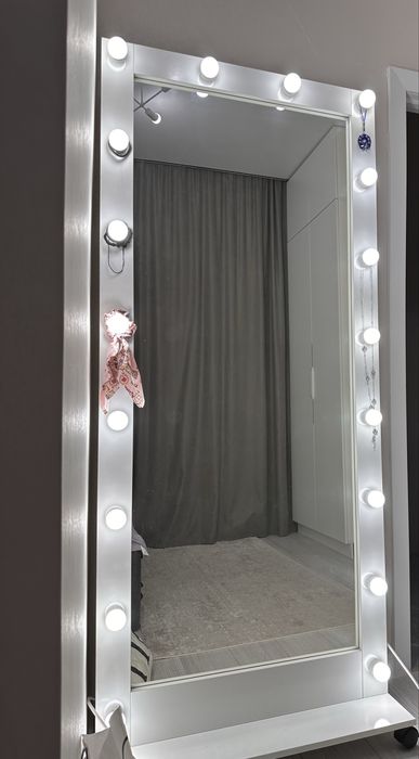 Зеркало в хорошем состоянии