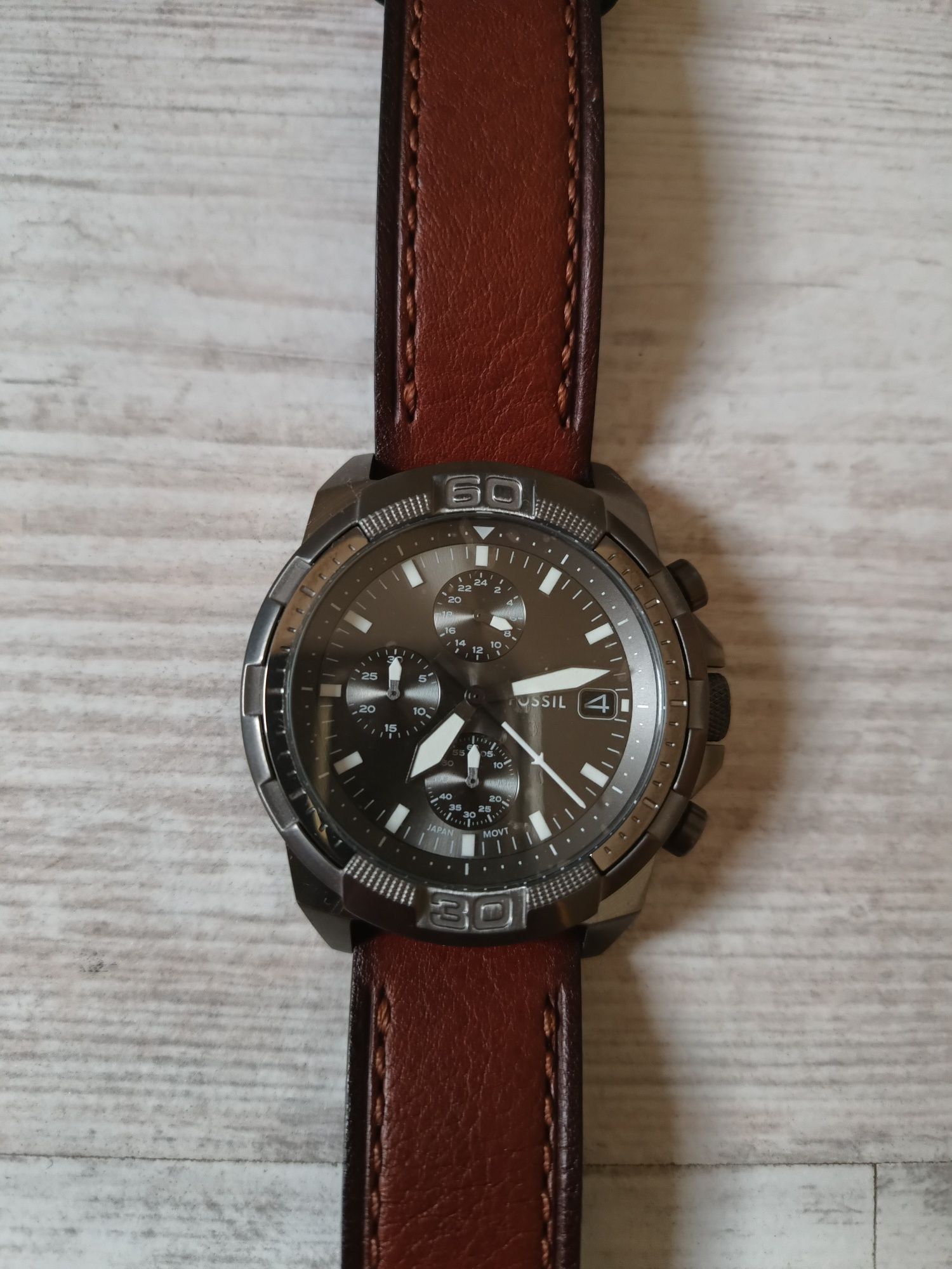 Нов часовник Fossil с естествена кожена каишка