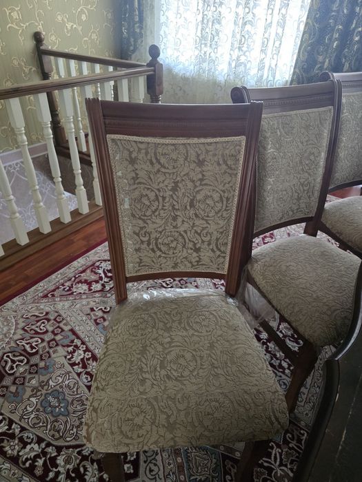 Стол ва  Саккиз та  Стул .