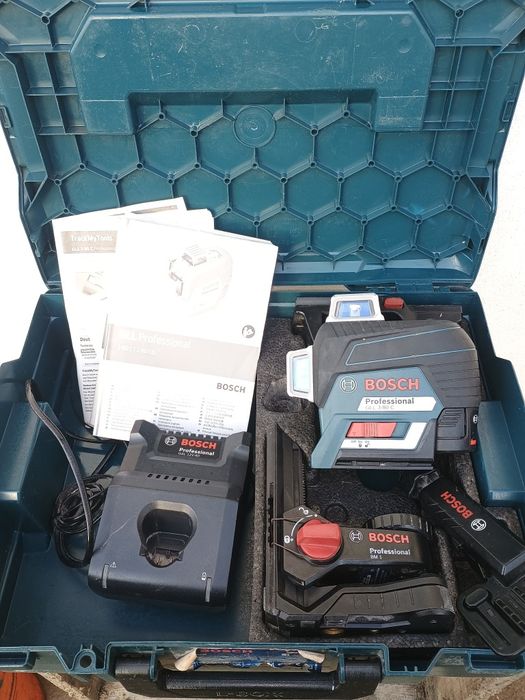 Laser Bosch gll 3 80c 3 planuru.la cutie cu încărcător,baterie și 2 pr