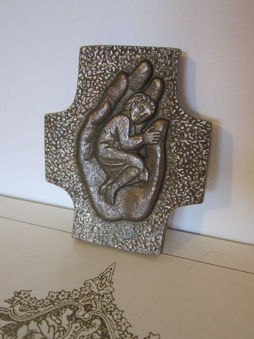 Craciun cadou rar Cruce bronz masiv "In mainile Lui" Germania 1970